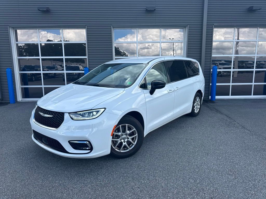 Used 2024 Chrysler Pacifica - photo 1