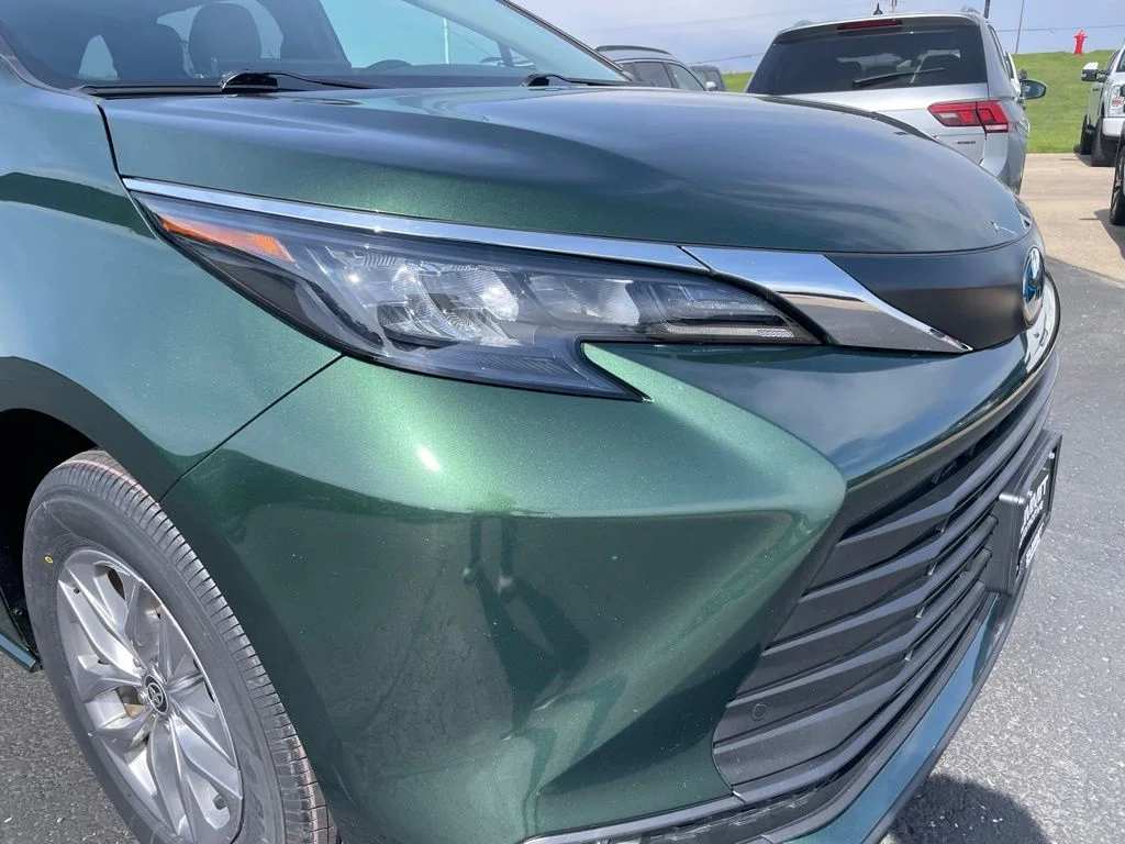 Used 2025 Toyota Sienna - photo 27