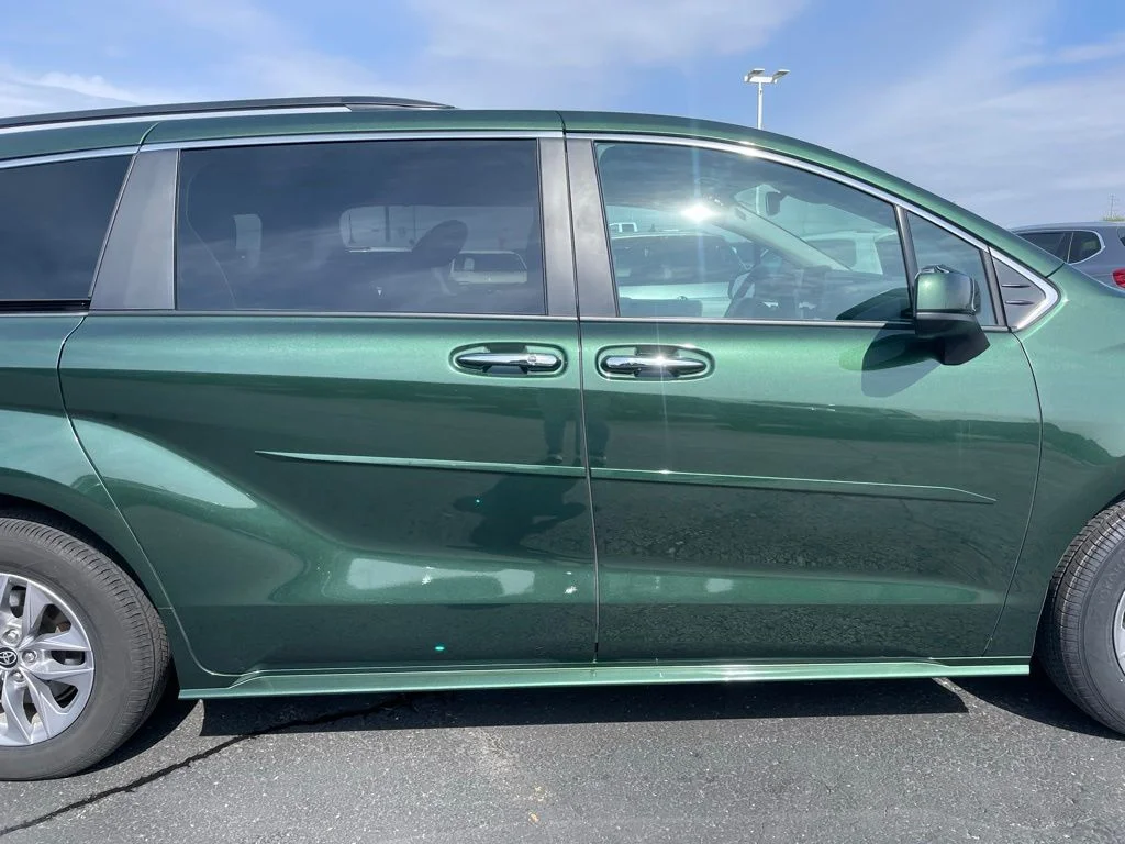Used 2025 Toyota Sienna - photo 28