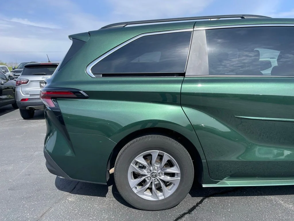 Used 2025 Toyota Sienna - photo 29