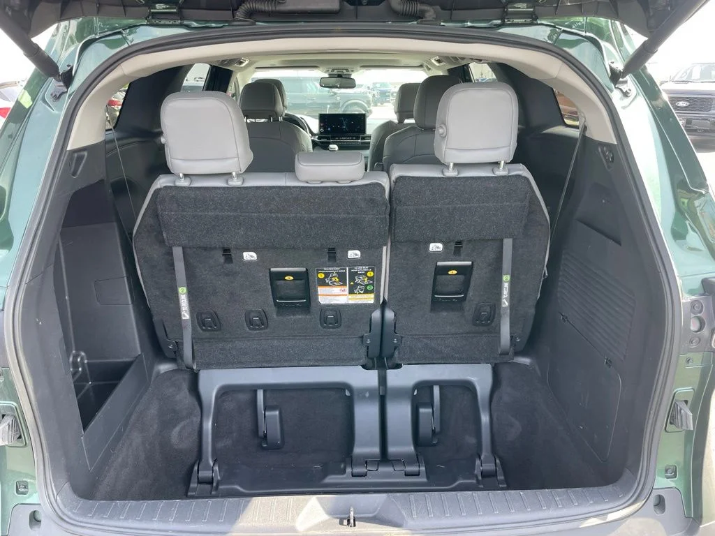 Used 2025 Toyota Sienna - photo 32