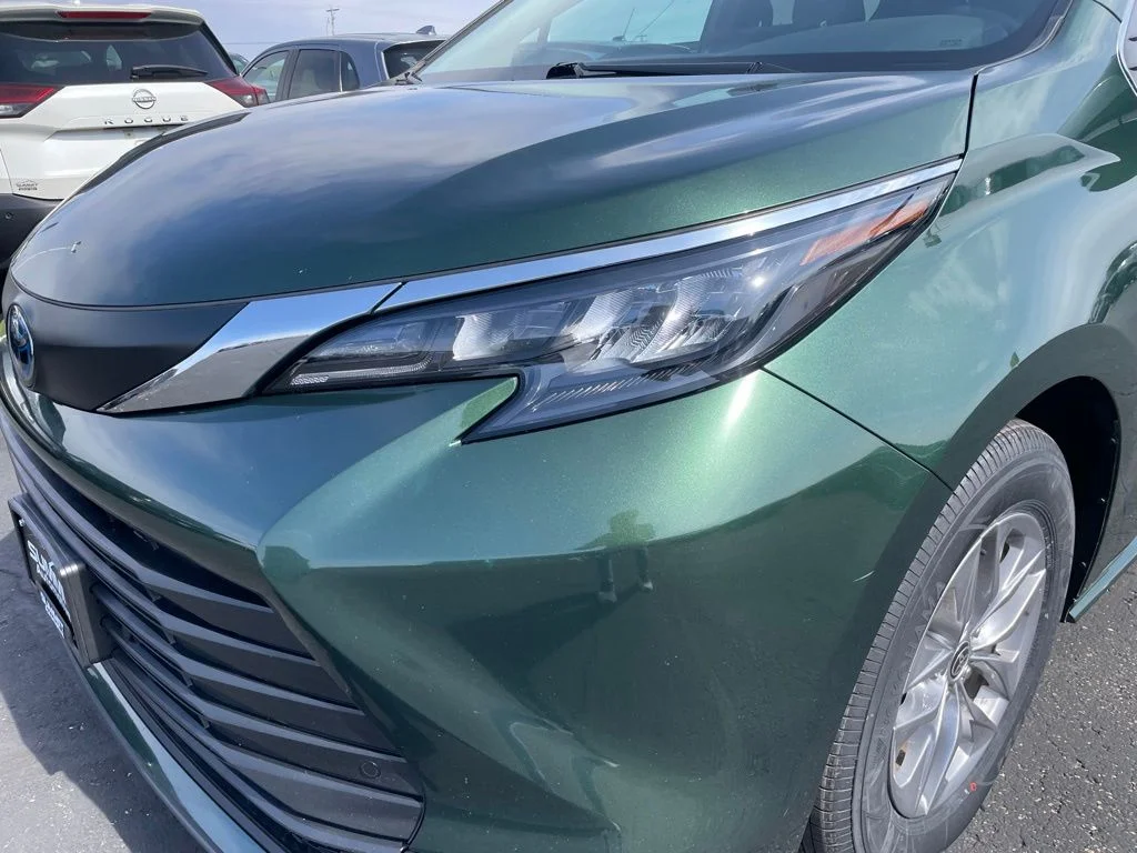 Used 2025 Toyota Sienna - photo 35