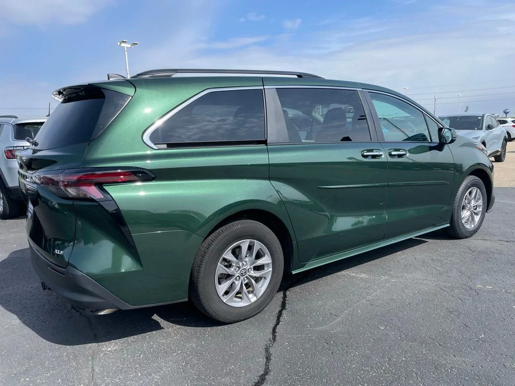 Used 2025 Toyota Sienna - photo 5