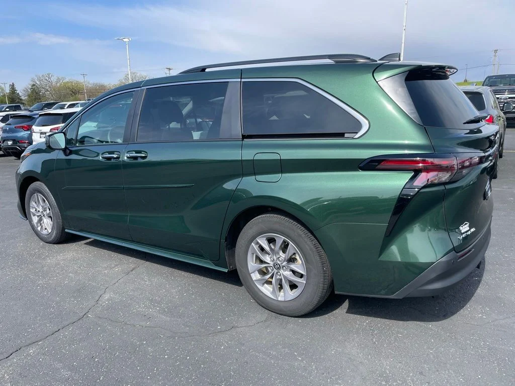 Used 2025 Toyota Sienna - photo 6
