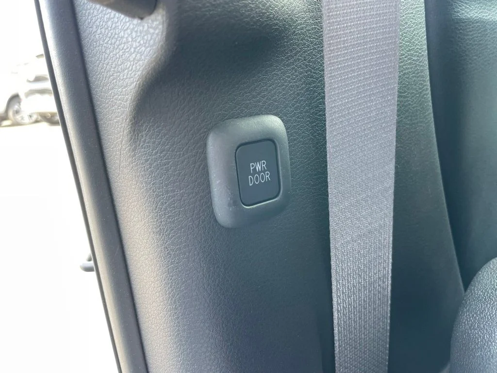 Used 2025 Toyota Sienna - photo 58