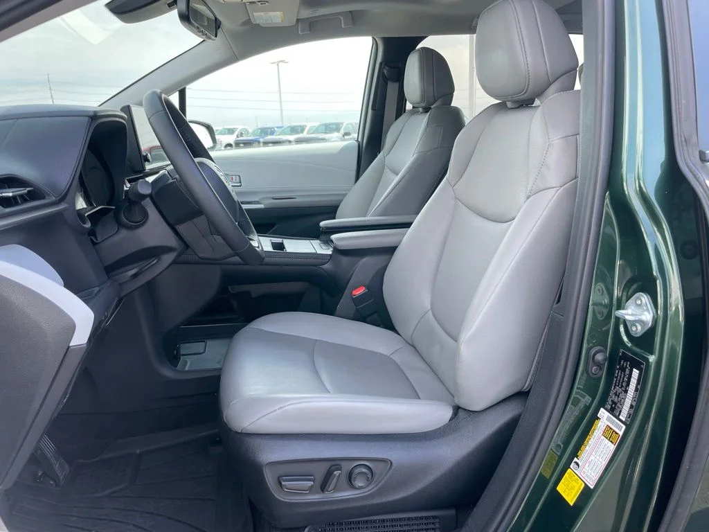 Used 2025 Toyota Sienna - photo 8
