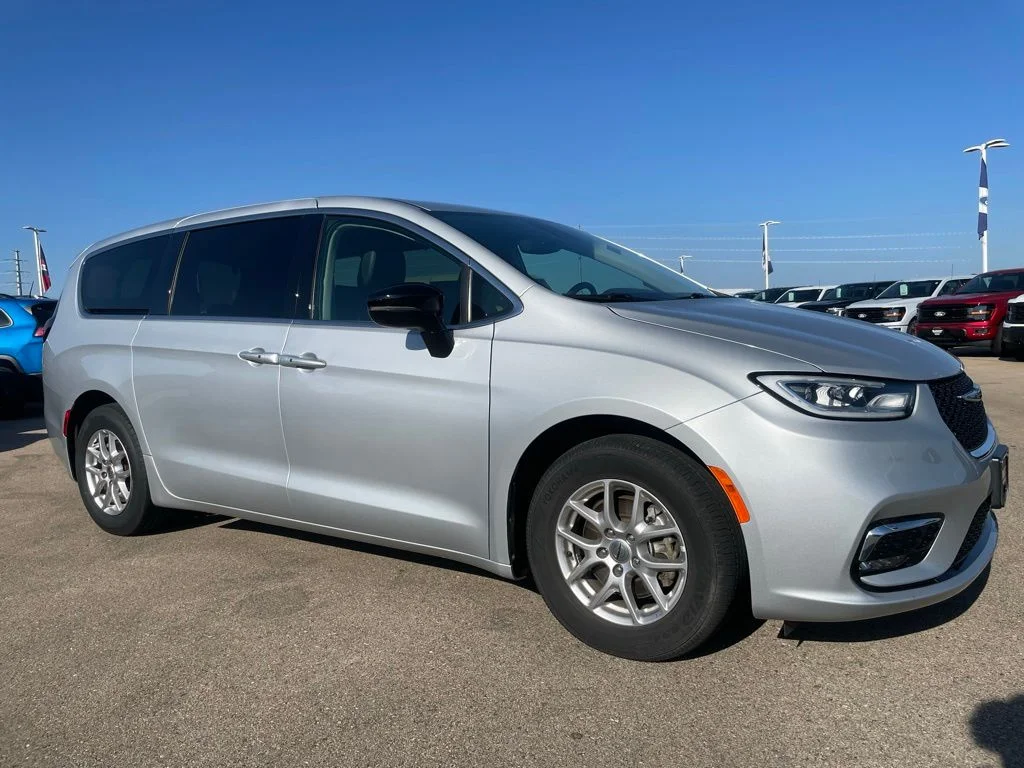 Used 2024 Chrysler Pacifica - photo 2