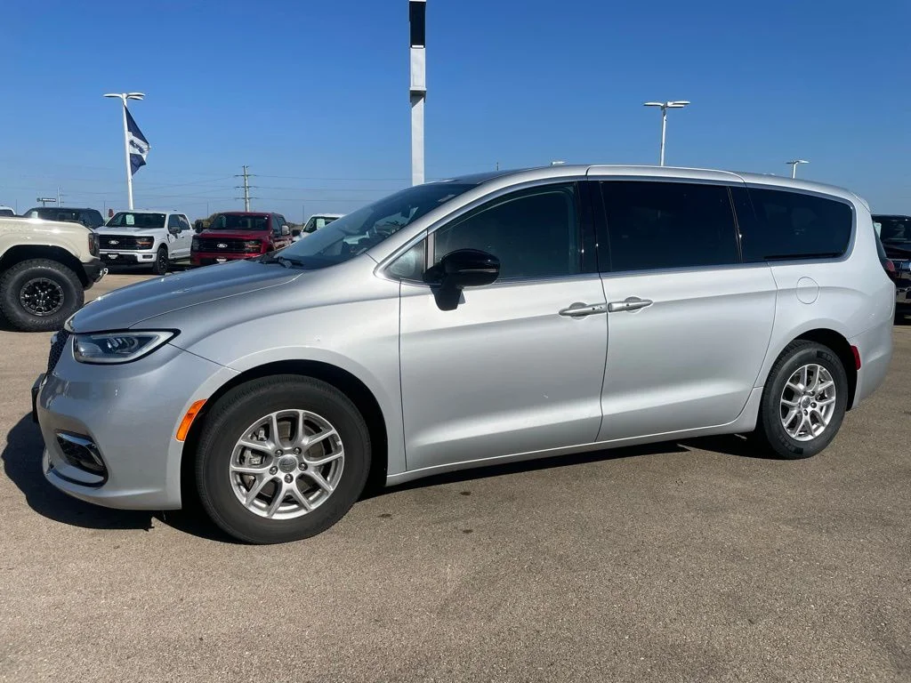 Used 2024 Chrysler Pacifica - photo 8
