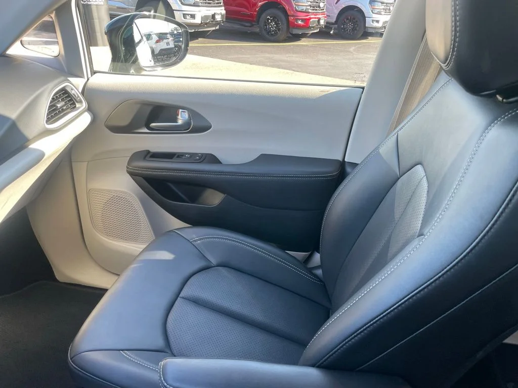 Used 2024 Chrysler Pacifica - photo 22