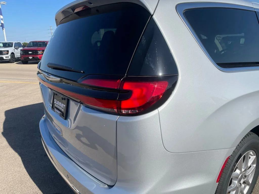 Used 2024 Chrysler Pacifica - photo 41