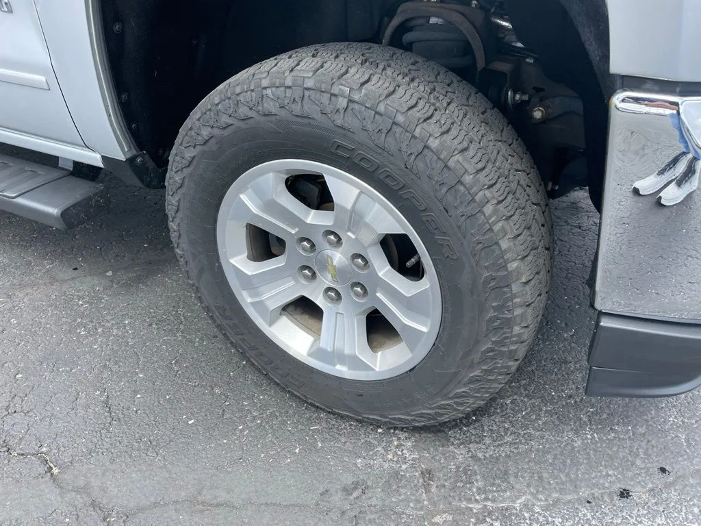 Used 2018 Chevrolet Silverado 1500 - photo 2
