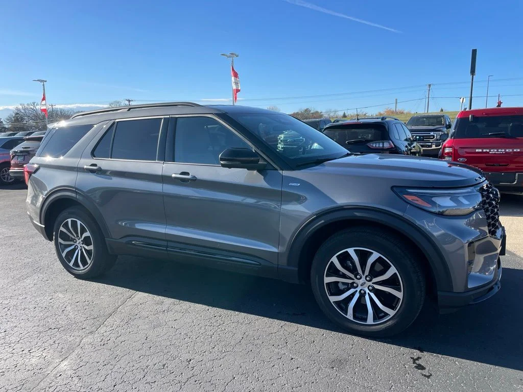 Used 2025 Ford Explorer - photo 2