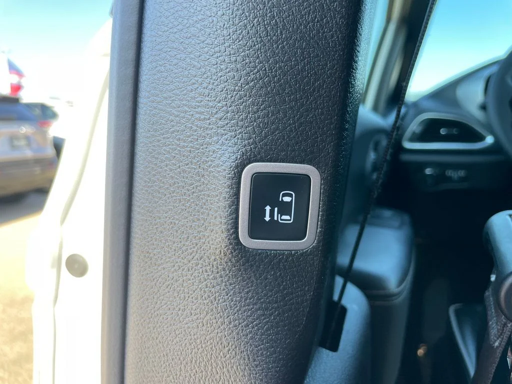 Used 2025 Chrysler Pacifica - photo 59