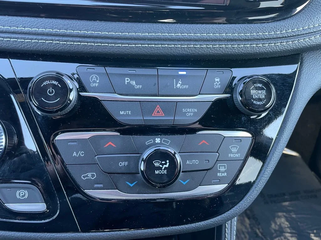 Used 2025 Chrysler Pacifica - photo 14