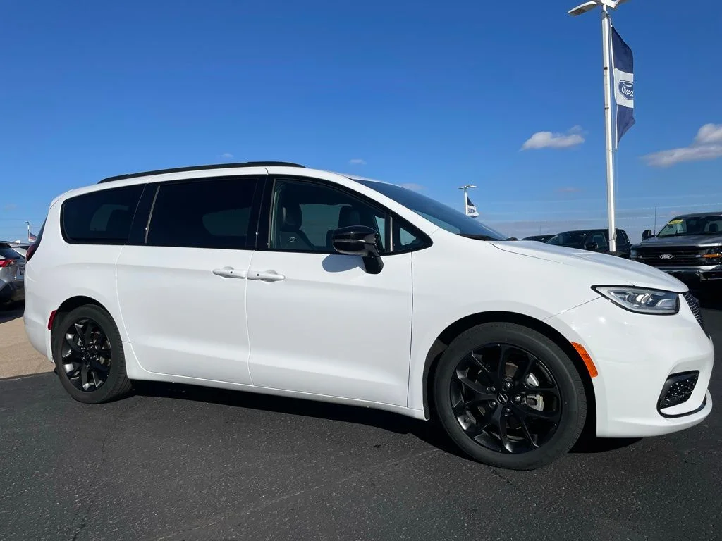 Used 2025 Chrysler Pacifica - photo 2