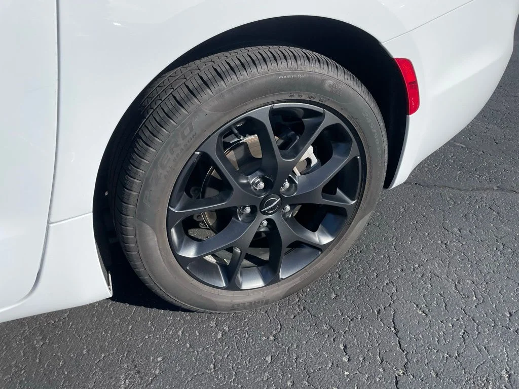Used 2025 Chrysler Pacifica - photo 5