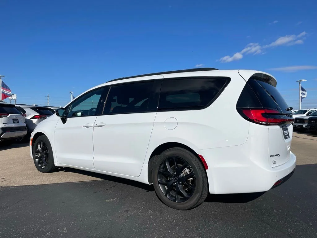 Used 2025 Chrysler Pacifica - photo 7