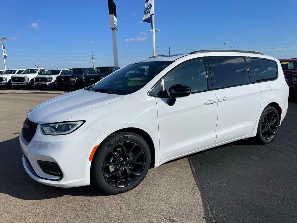 Used 2025 Chrysler Pacifica - photo 8