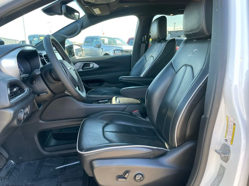 Used 2025 Chrysler Pacifica - photo 9