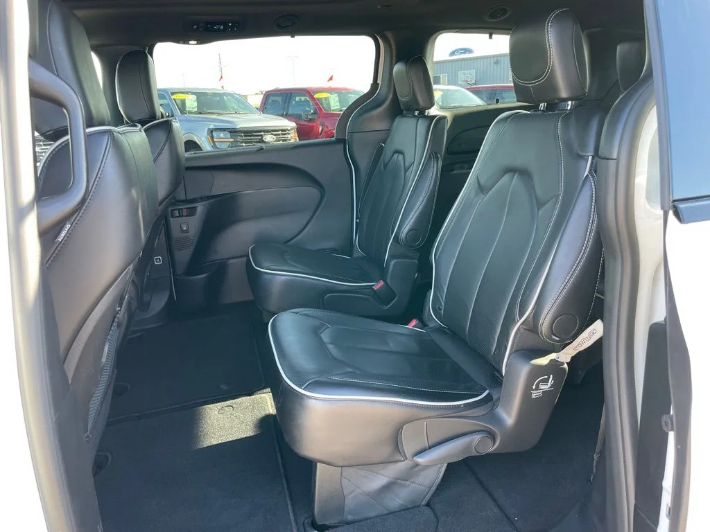 Used 2025 Chrysler Pacifica - photo 10