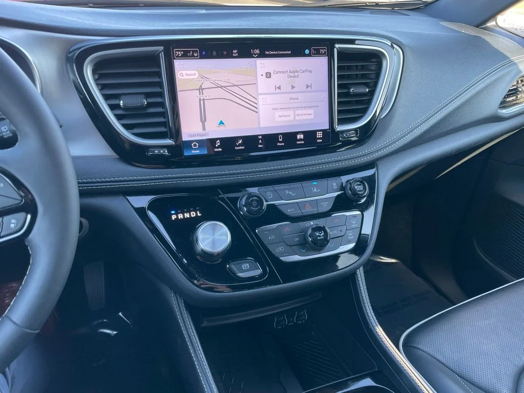 Used 2025 Chrysler Pacifica - photo 13