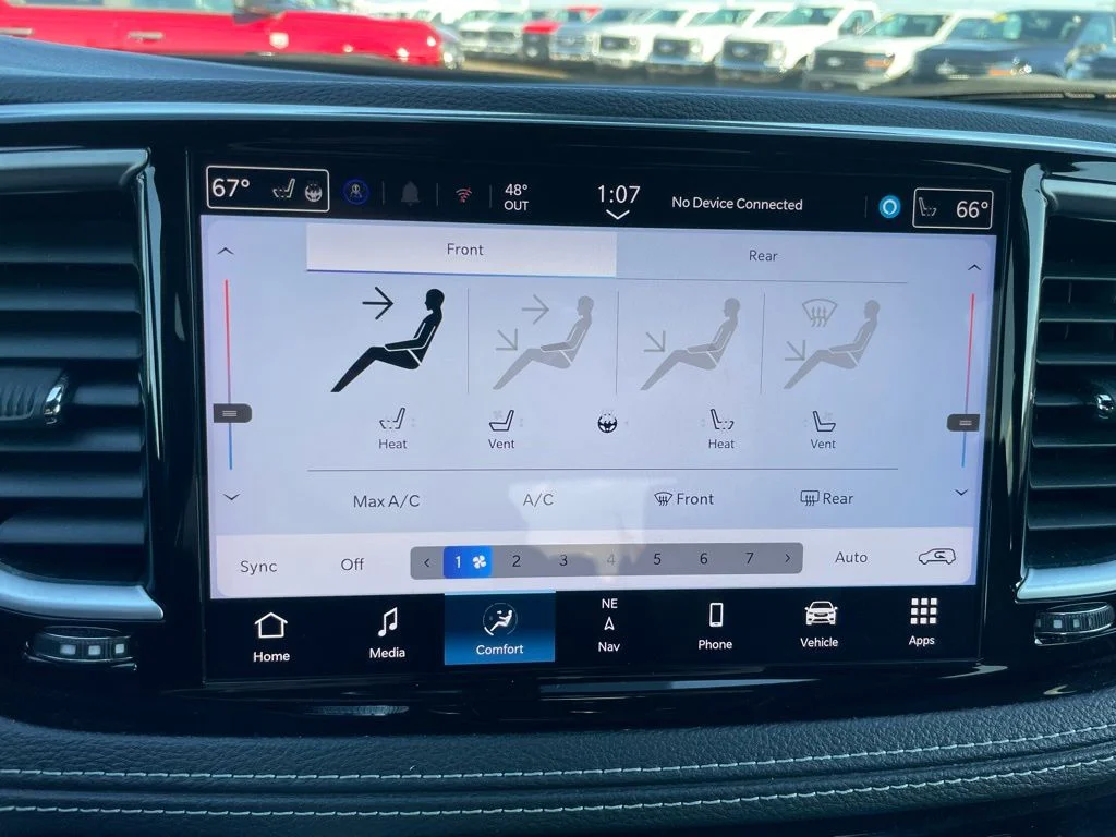 Used 2025 Chrysler Pacifica - photo 18