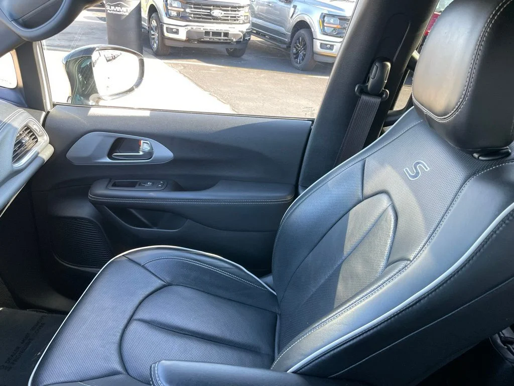 Used 2025 Chrysler Pacifica - photo 23