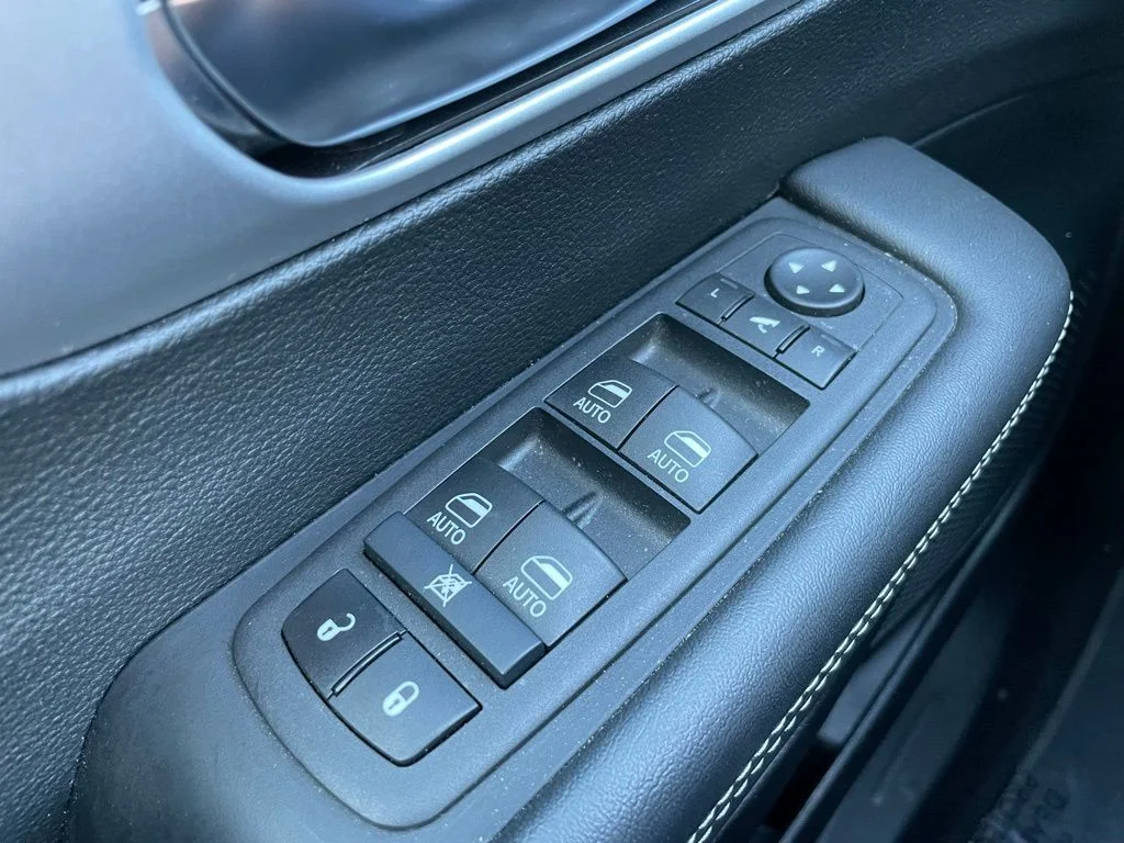 Used 2025 Chrysler Pacifica - photo 27