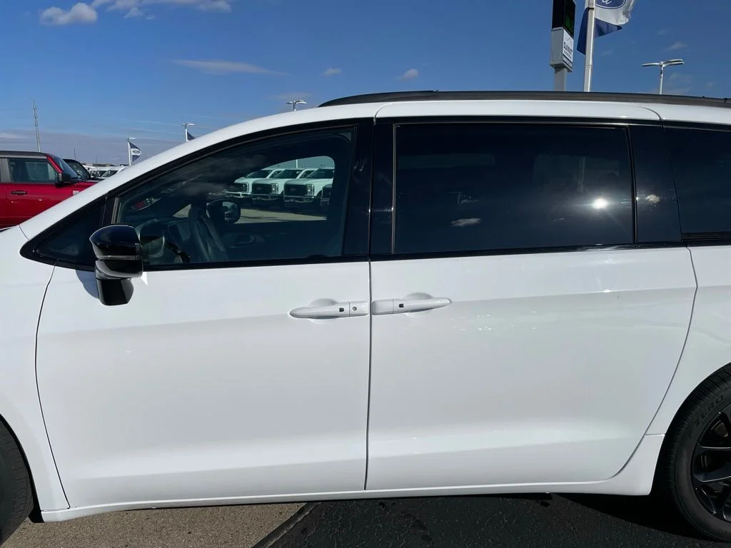 Used 2025 Chrysler Pacifica - photo 31