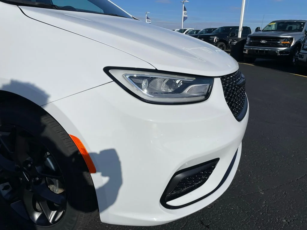 Used 2025 Chrysler Pacifica - photo 38