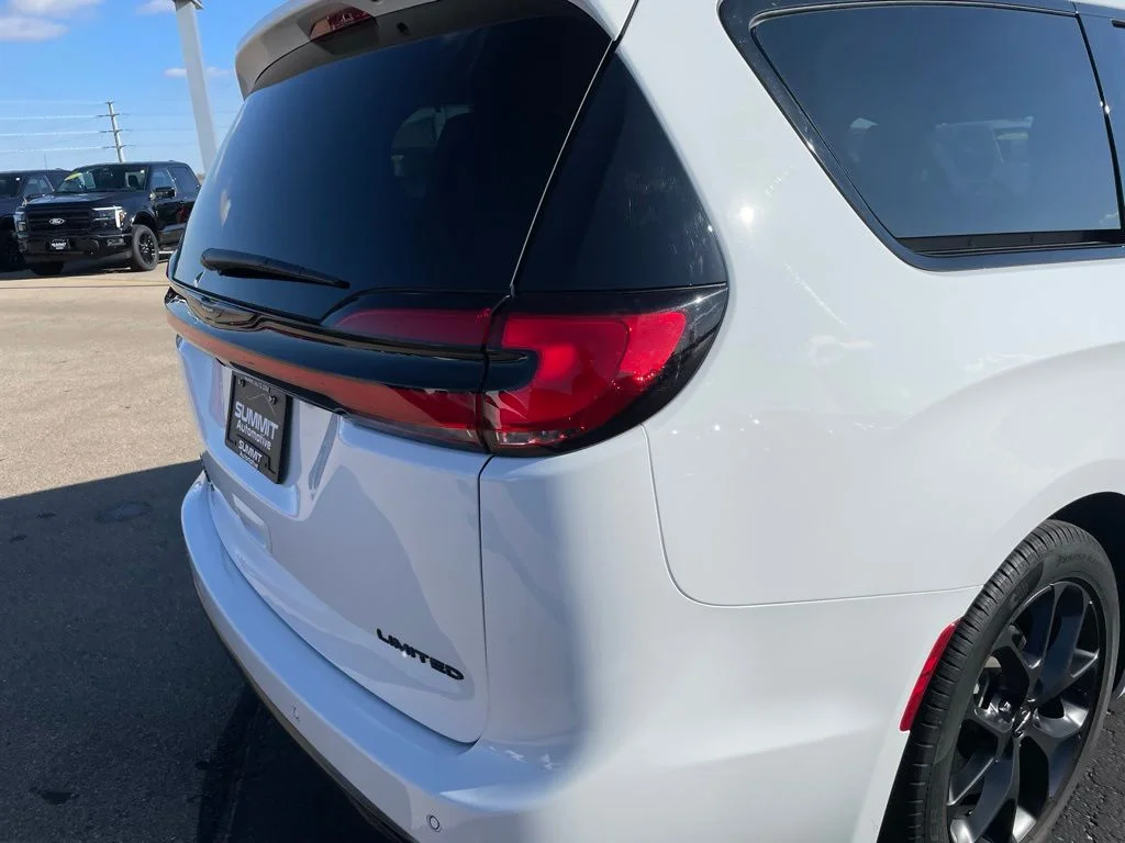 Used 2025 Chrysler Pacifica - photo 41