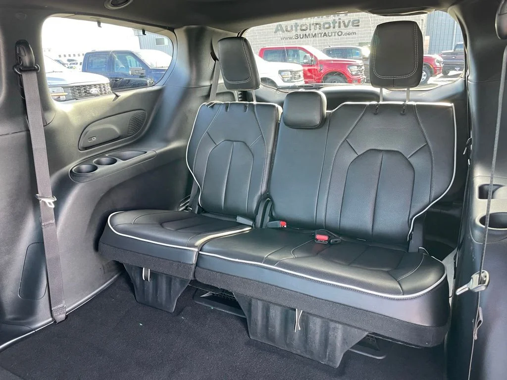 Used 2025 Chrysler Pacifica - photo 11