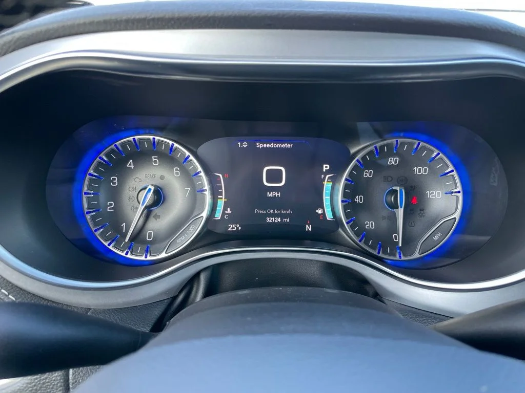 Used 2025 Chrysler Pacifica - photo 12