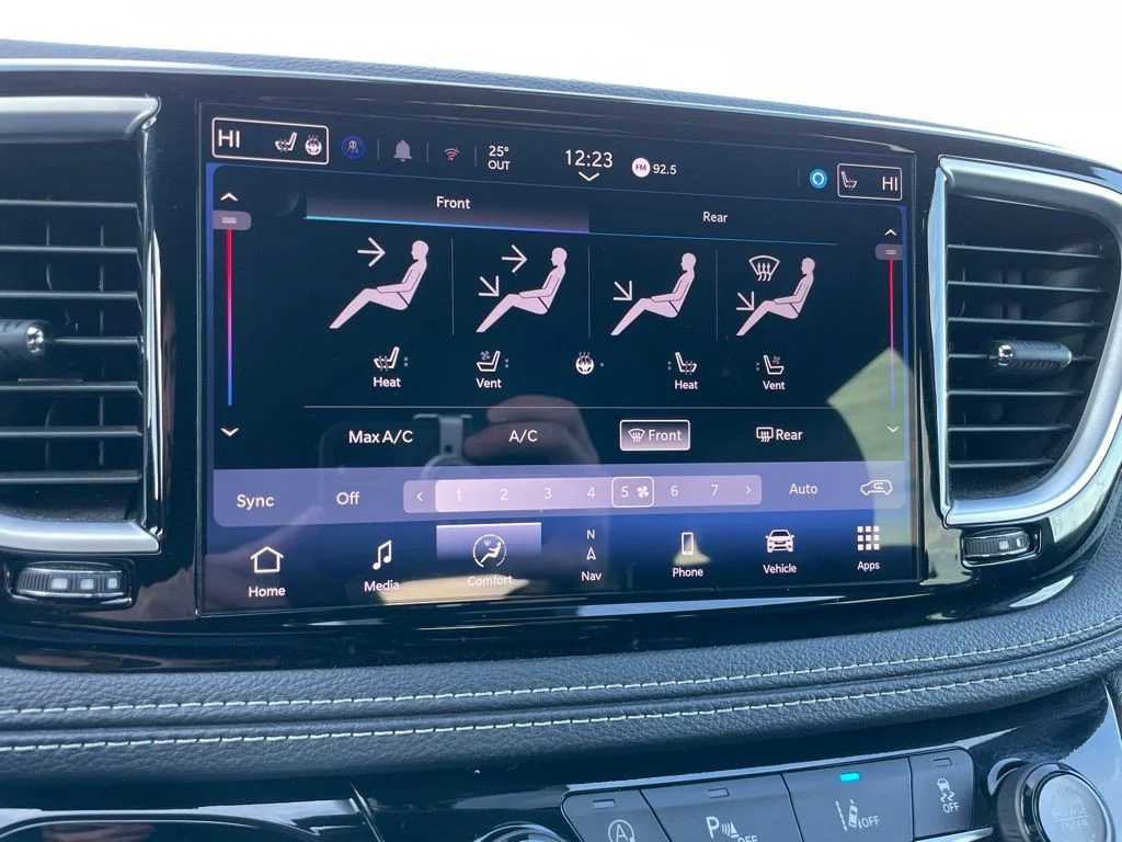 Used 2025 Chrysler Pacifica - photo 20