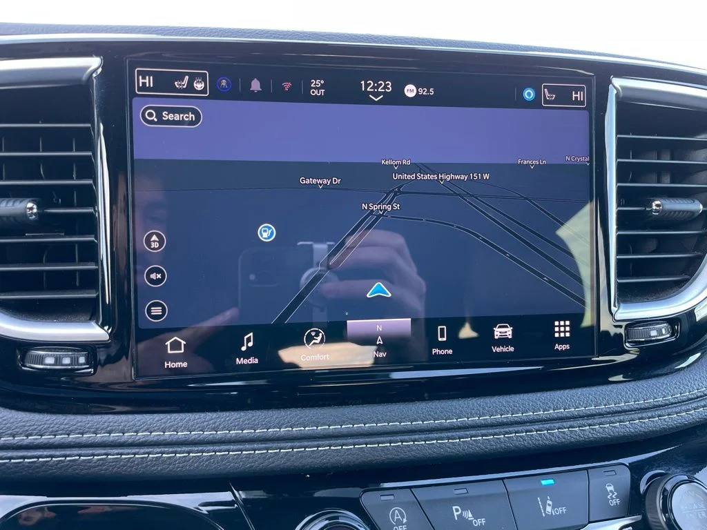 Used 2025 Chrysler Pacifica - photo 21