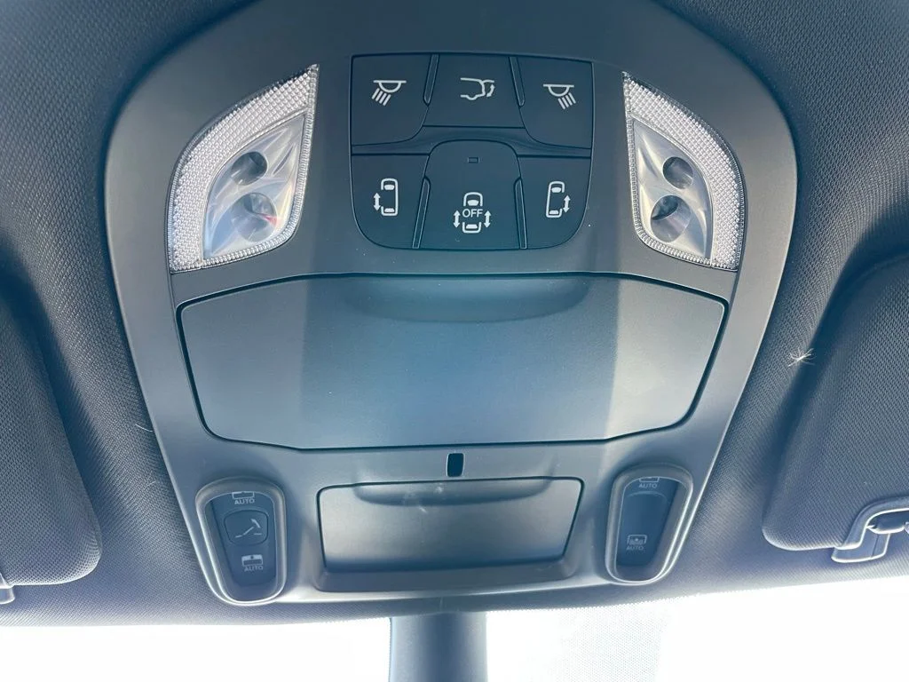 Used 2025 Chrysler Pacifica - photo 23