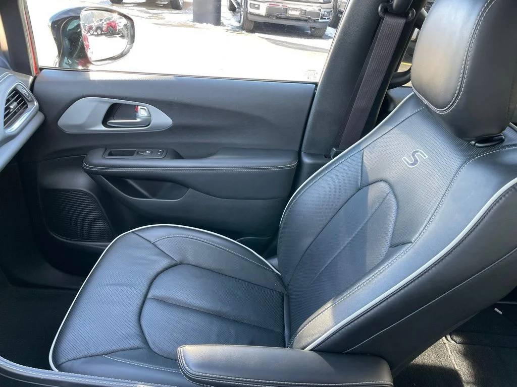 Used 2025 Chrysler Pacifica - photo 25