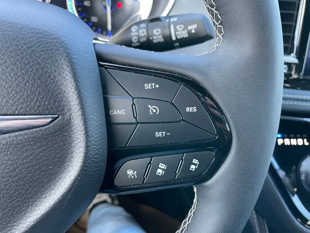 Used 2025 Chrysler Pacifica - photo 27