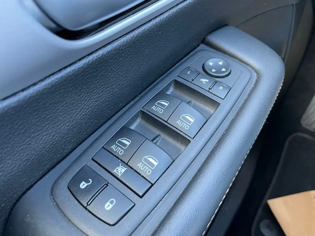 Used 2025 Chrysler Pacifica - photo 29