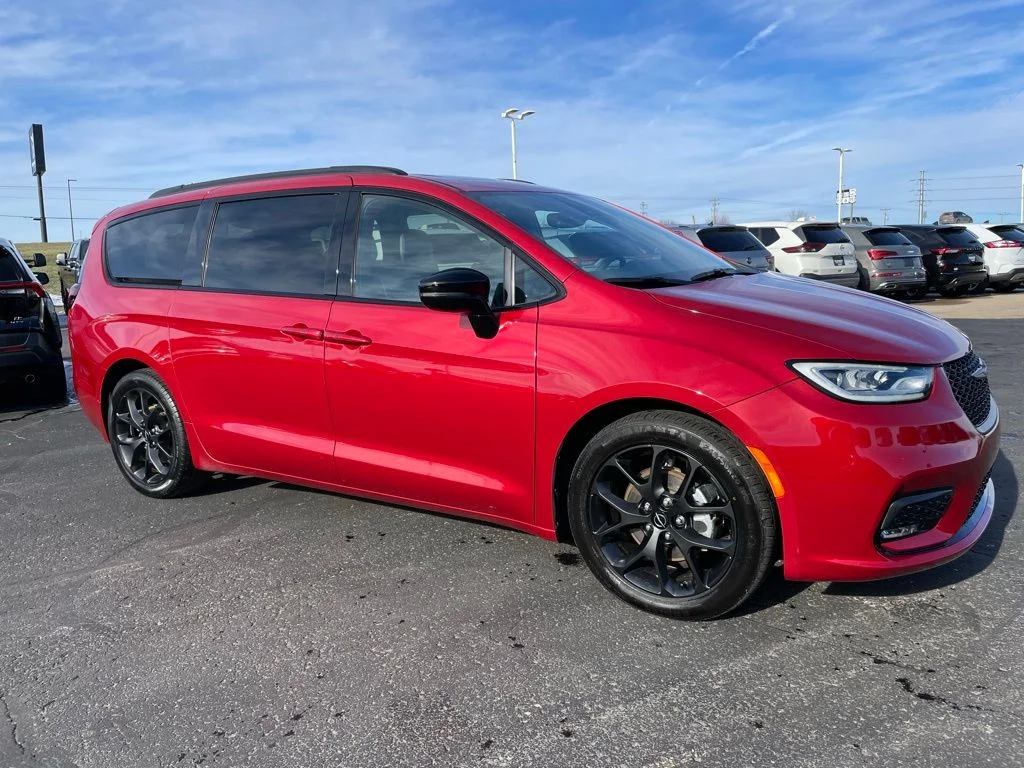 Used 2025 Chrysler Pacifica - photo 5