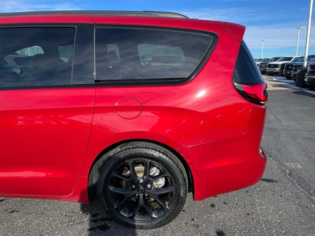 Used 2025 Chrysler Pacifica - photo 34