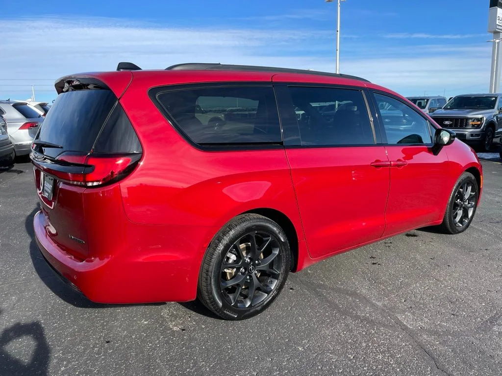 Used 2025 Chrysler Pacifica Limited Minivan - photo 2
