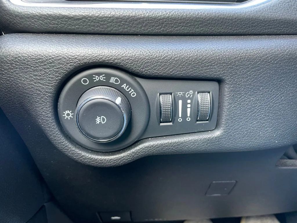 Used 2025 Chrysler Pacifica - photo 51