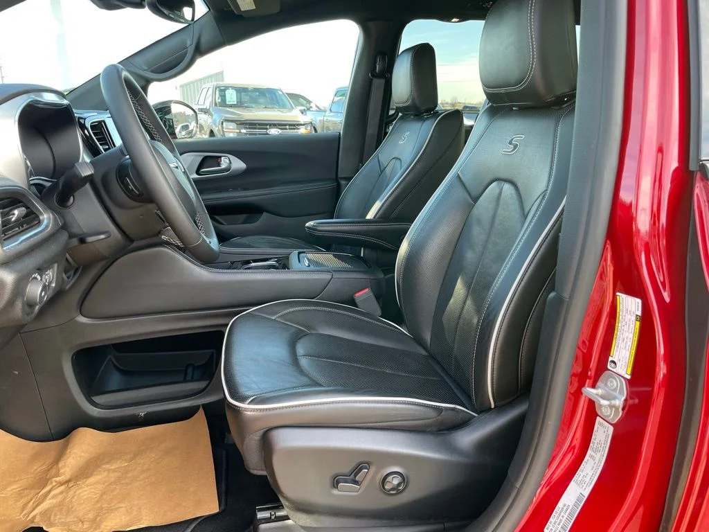 Used 2025 Chrysler Pacifica - photo 9