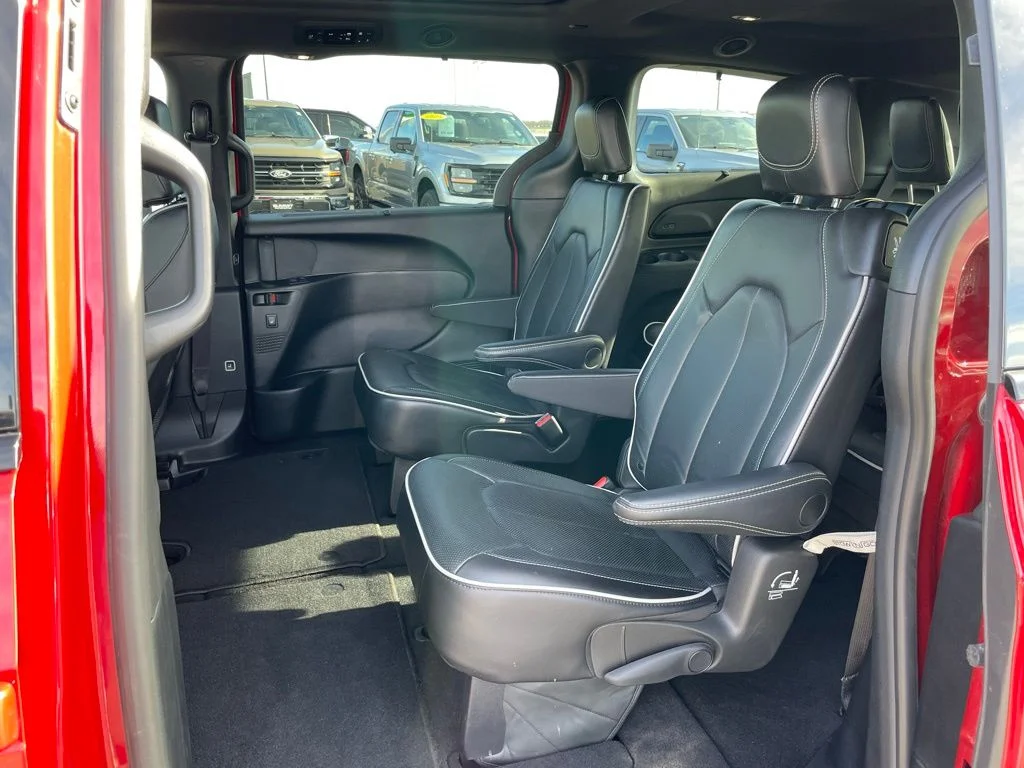 Used 2025 Chrysler Pacifica - photo 10