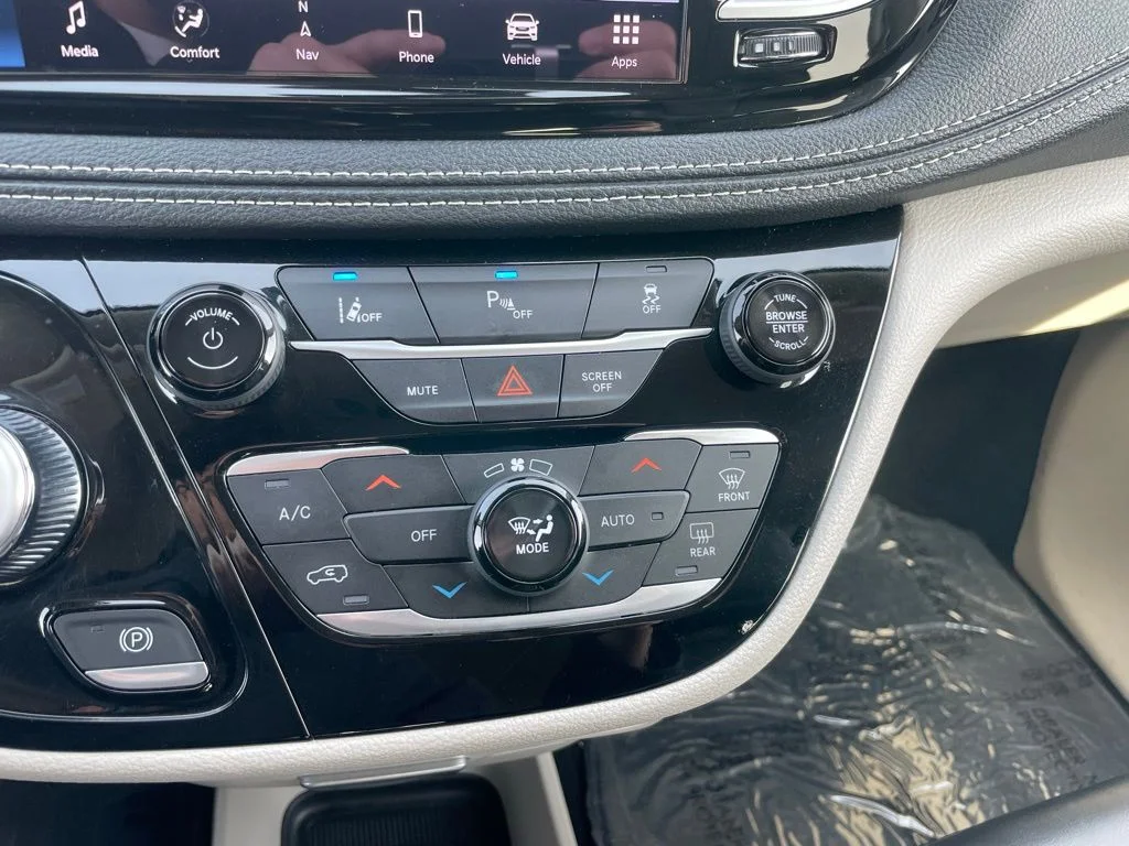 Used 2024 Chrysler Pacifica - photo 14