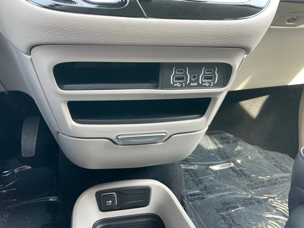 Used 2024 Chrysler Pacifica - photo 16