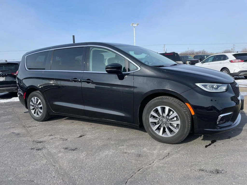 Used 2024 Chrysler Pacifica - photo 6