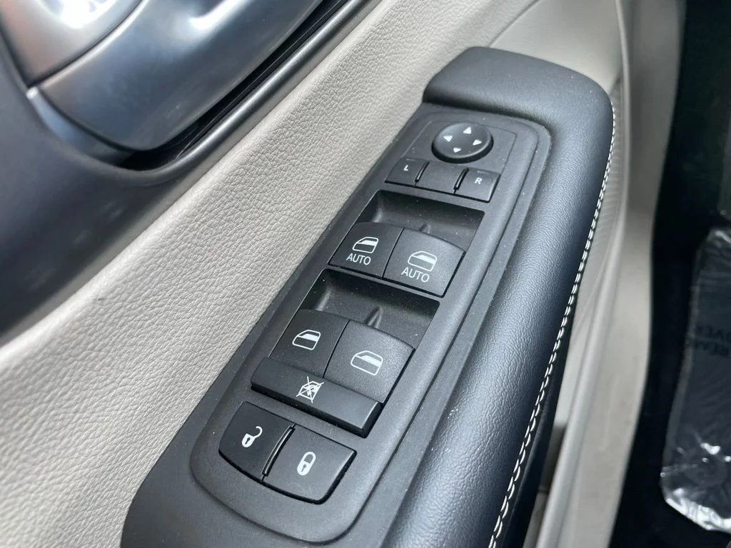 Used 2024 Chrysler Pacifica - photo 27