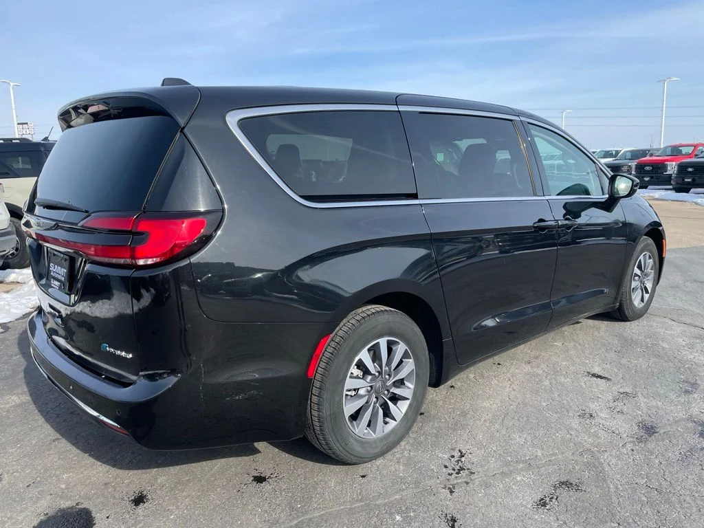 Used 2024 Chrysler Pacifica - photo 5